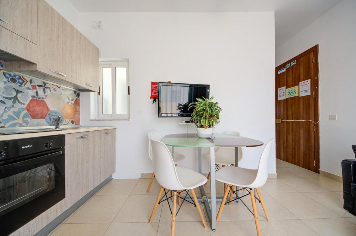 Azure Haven - Gzira Apartments And Penthouse By Shortletsmalta Room photo
